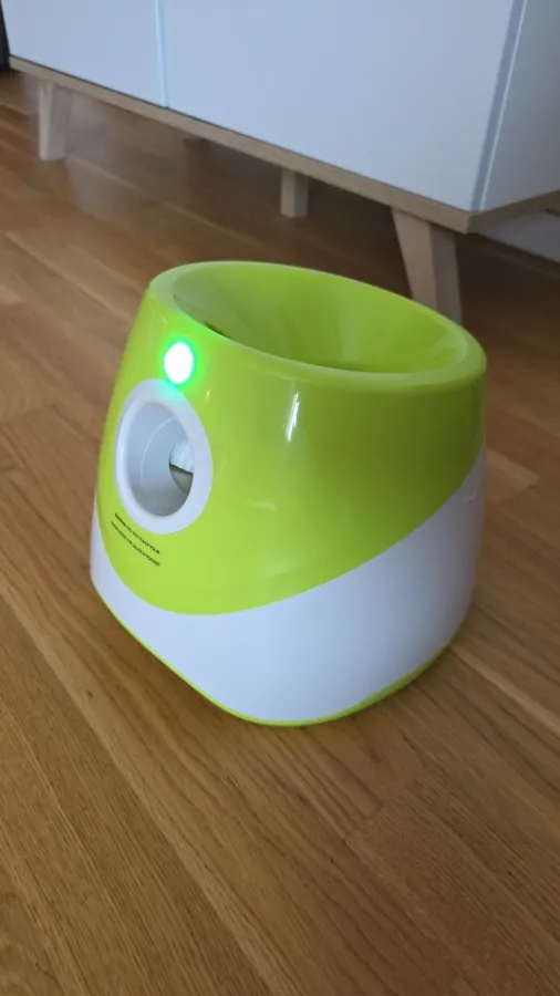 Le lanceur avec son témoin lumineux allumé, dans un salon